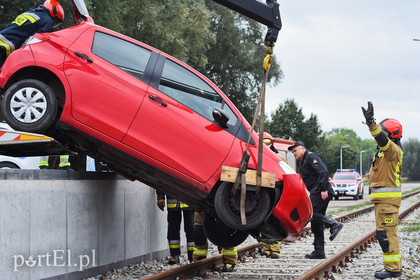 71-latek zepchnął toyotę z rampy kolejowej zdjęcie nr 231337