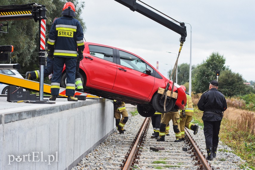 71-latek zepchnął toyotę z rampy kolejowej zdjęcie nr 231338