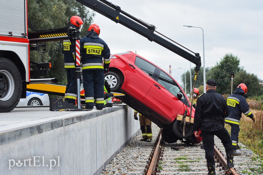 71-latek zepchnął toyotę z rampy kolejowej zdjęcie nr 231335