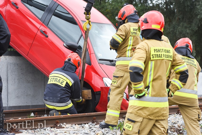 71-latek zepchnął toyotę z rampy kolejowej zdjęcie nr 231333