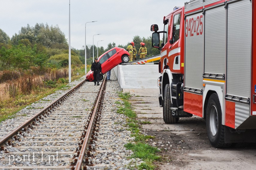 71-latek zepchnął toyotę z rampy kolejowej zdjęcie nr 231324