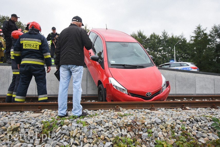 71-latek zepchnął toyotę z rampy kolejowej zdjęcie nr 231330