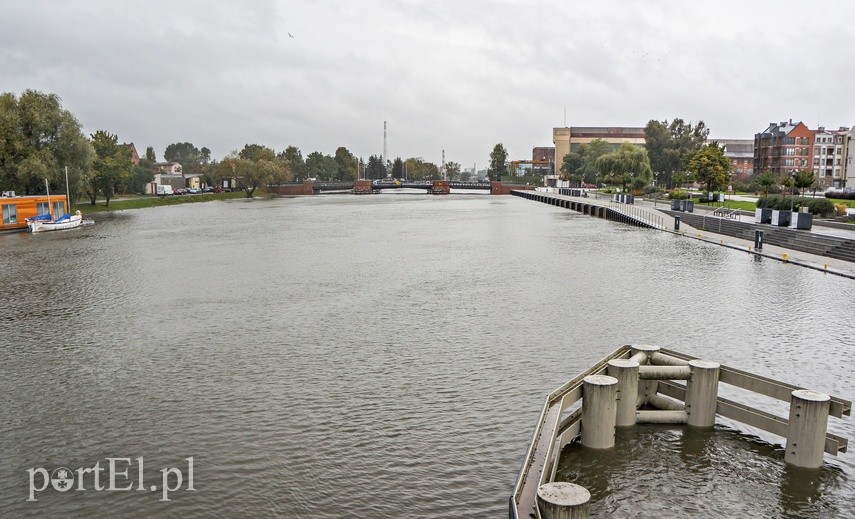 W rzece Elbląg poziom wody przekroczył stan alarmowy zdjęcie nr 231563