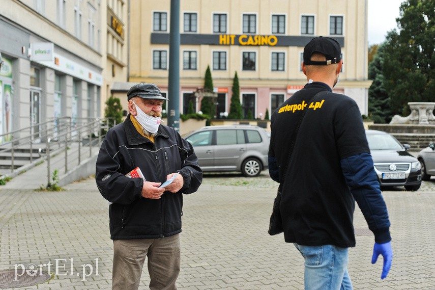 Dwa tysiące maseczek rozdane elblążanom zdjęcie nr 231676