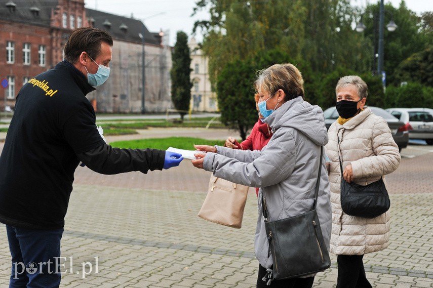 Dwa tysiące maseczek rozdane elblążanom zdjęcie nr 231682