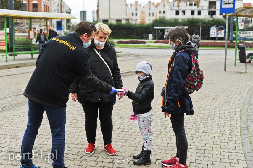 Dwa tysiące maseczek rozdane elblążanom zdjęcie nr 231683