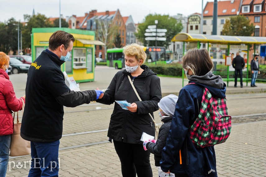 Dwa tysiące maseczek rozdane elblążanom zdjęcie nr 231684