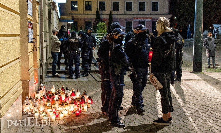 #Piekłokobiet. Policjanci utrudniałi protestowanie zdjęcie nr 232023