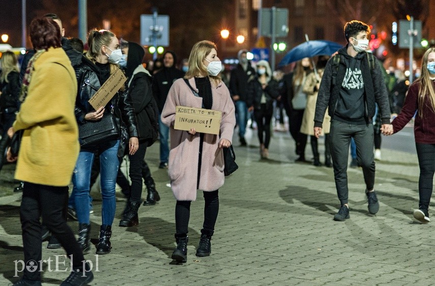 #Piekłokobiet. Policjanci utrudniałi protestowanie zdjęcie nr 232043