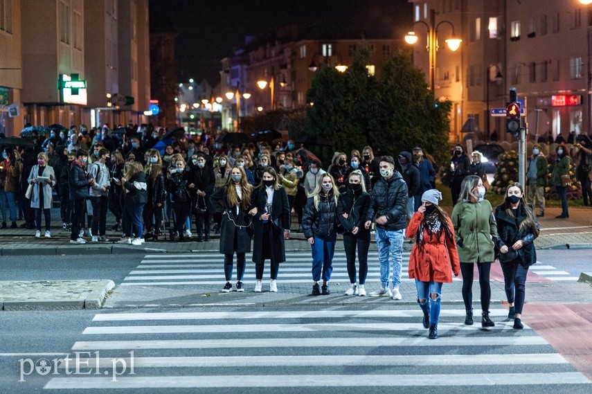 #Piekłokobiet. Policjanci utrudniałi protestowanie zdjęcie nr 232027