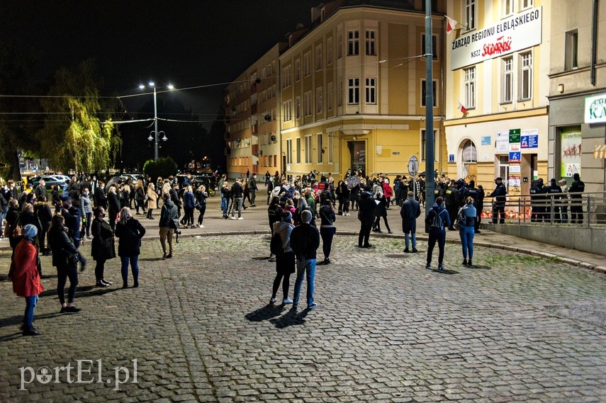 #Piekłokobiet. Policjanci utrudniałi protestowanie zdjęcie nr 232022