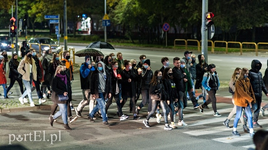 #Piekłokobiet. Policjanci utrudniałi protestowanie zdjęcie nr 232038