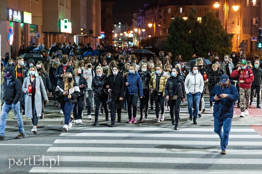 #Piekłokobiet. Policjanci utrudniałi protestowanie zdjęcie nr 232028