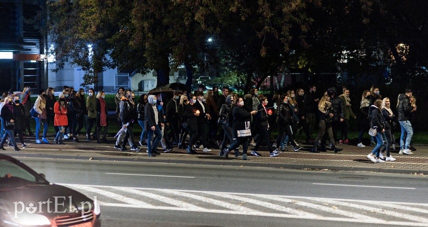 #Piekłokobiet. Policjanci utrudniałi protestowanie zdjęcie nr 232035