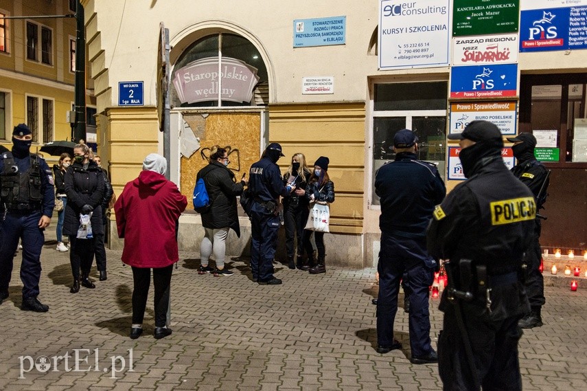 #Piekłokobiet. Policjanci utrudniałi protestowanie zdjęcie nr 232017