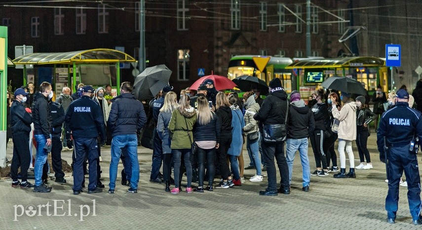 #Piekłokobiet. Policjanci utrudniałi protestowanie zdjęcie nr 232049