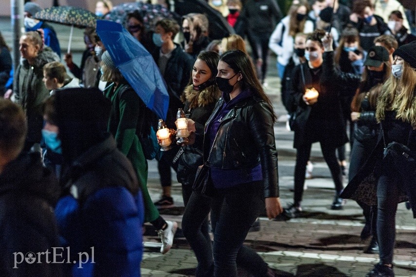 #Piekłokobiet. Policjanci utrudniałi protestowanie zdjęcie nr 232030