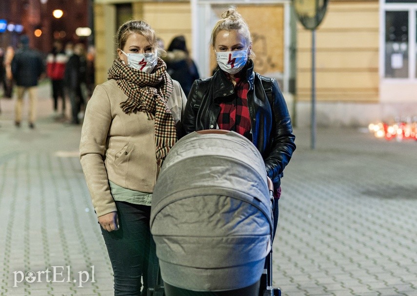 #Piekłokobiet. Policjanci utrudniałi protestowanie zdjęcie nr 232051