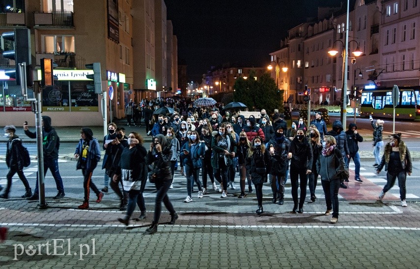 #Piekłokobiet. Policjanci utrudniałi protestowanie zdjęcie nr 232025