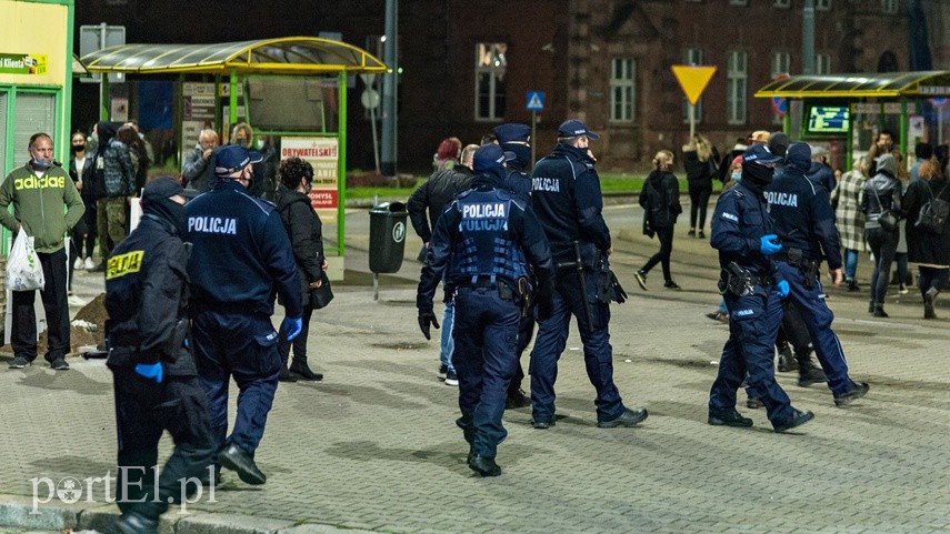 #Piekłokobiet. Policjanci utrudniałi protestowanie zdjęcie nr 232048