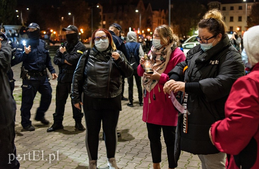 #Piekłokobiet. Policjanci utrudniałi protestowanie zdjęcie nr 232019