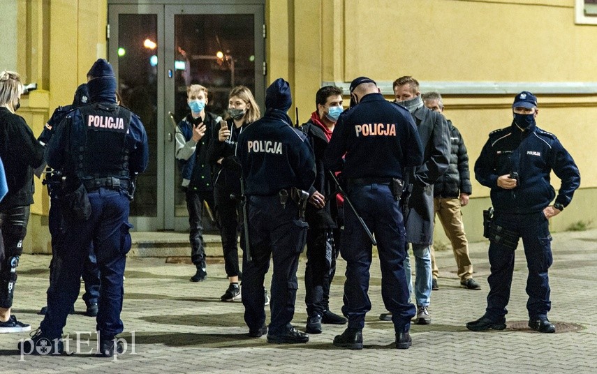 #Piekłokobiet. Policjanci utrudniałi protestowanie zdjęcie nr 232050