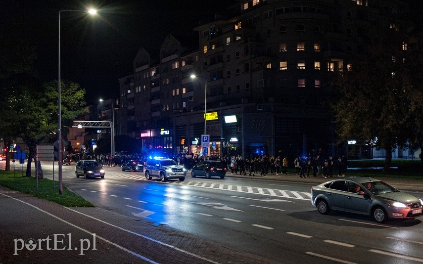 #Piekłokobiet. Policjanci utrudniałi protestowanie zdjęcie nr 232034