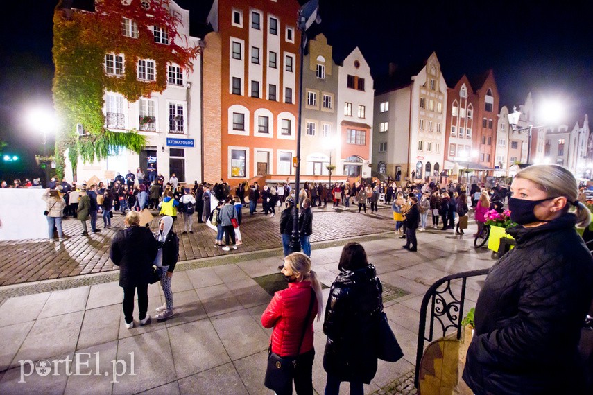 Protesty nie ustają. W piątek elblążanie znów wyszli na ulice miasta zdjęcie nr 232353