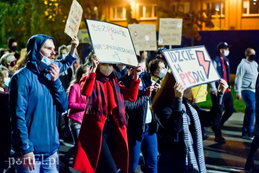 Protesty nie ustają. W piątek elblążanie znów wyszli na ulice miasta zdjęcie nr 232374