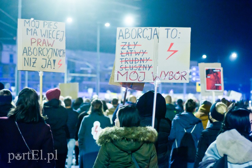 Protesty nie ustają. W piątek elblążanie znów wyszli na ulice miasta zdjęcie nr 232396