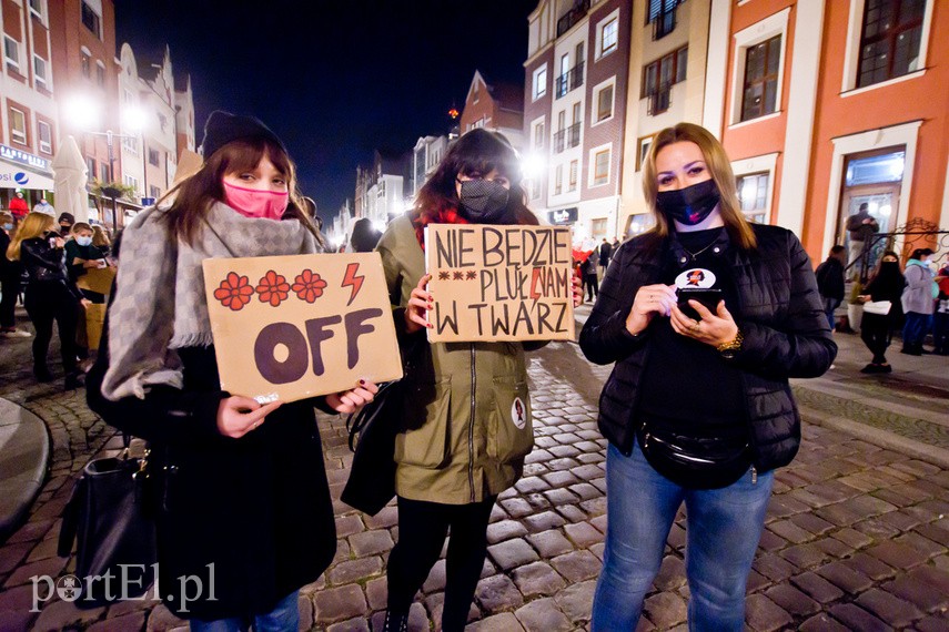 Protesty nie ustają. W piątek elblążanie znów wyszli na ulice miasta zdjęcie nr 232356