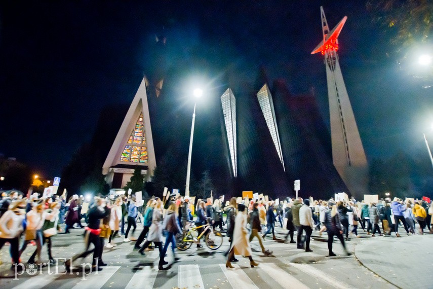 Protesty nie ustają. W piątek elblążanie znów wyszli na ulice miasta zdjęcie nr 232381