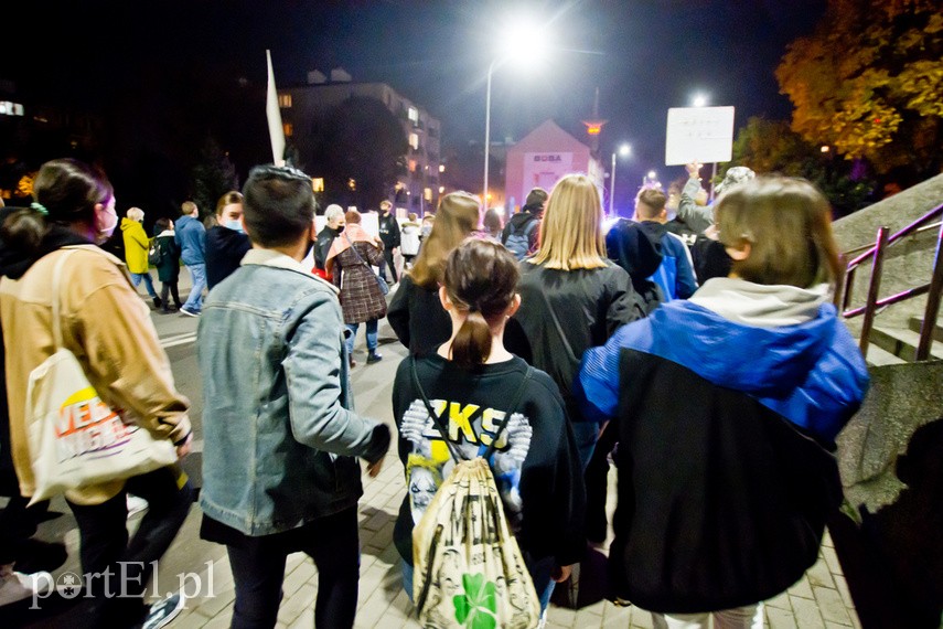 Protesty nie ustają. W piątek elblążanie znów wyszli na ulice miasta zdjęcie nr 232378