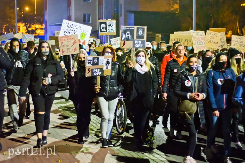 Protesty nie ustają. W piątek elblążanie znów wyszli na ulice miasta zdjęcie nr 232375
