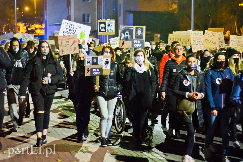 Protesty nie ustają. W piątek elblążanie znów wyszli na ulice miasta zdjęcie nr 232375