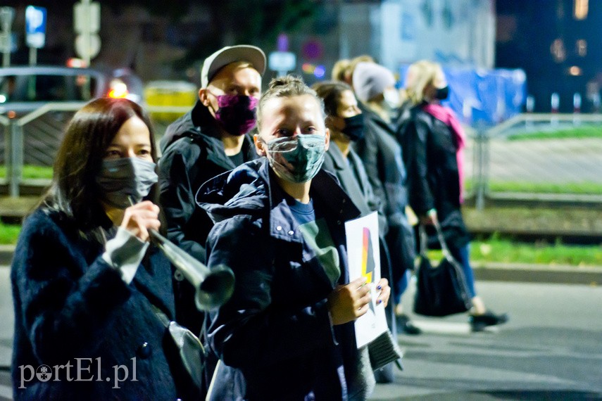 Protesty nie ustają. W piątek elblążanie znów wyszli na ulice miasta zdjęcie nr 232397