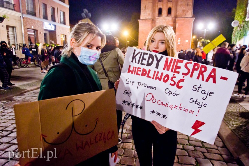 Protesty nie ustają. W piątek elblążanie znów wyszli na ulice miasta zdjęcie nr 232357