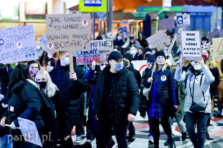 Protesty nie ustają. W piątek elblążanie znów wyszli na ulice miasta zdjęcie nr 232382