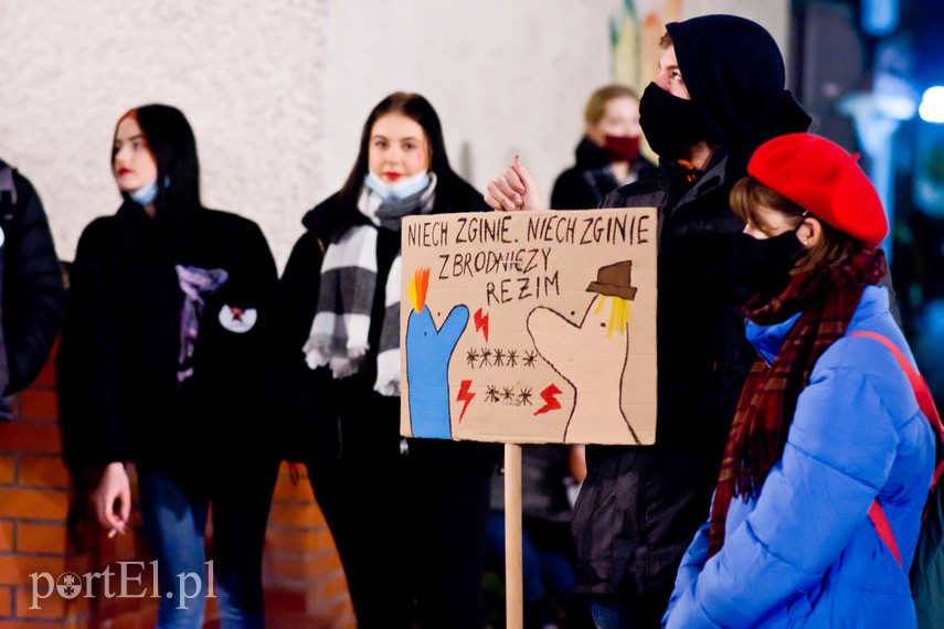 Protesty nie ustają. W piątek elblążanie znów wyszli na ulice miasta zdjęcie nr 232358