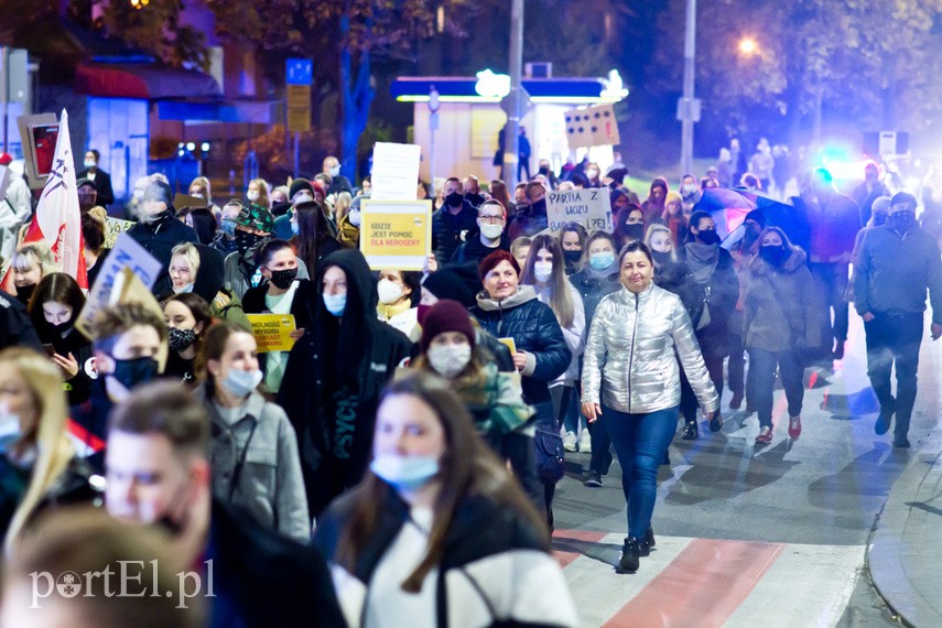 Protesty nie ustają. W piątek elblążanie znów wyszli na ulice miasta zdjęcie nr 232383