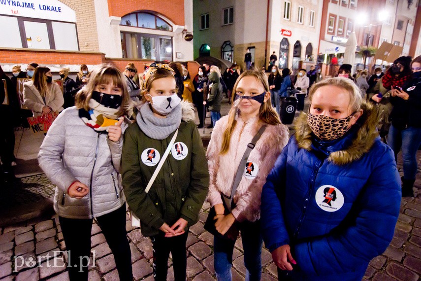 Protesty nie ustają. W piątek elblążanie znów wyszli na ulice miasta zdjęcie nr 232355