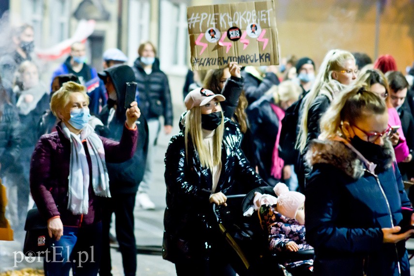 Protesty nie ustają. W piątek elblążanie znów wyszli na ulice miasta zdjęcie nr 232380