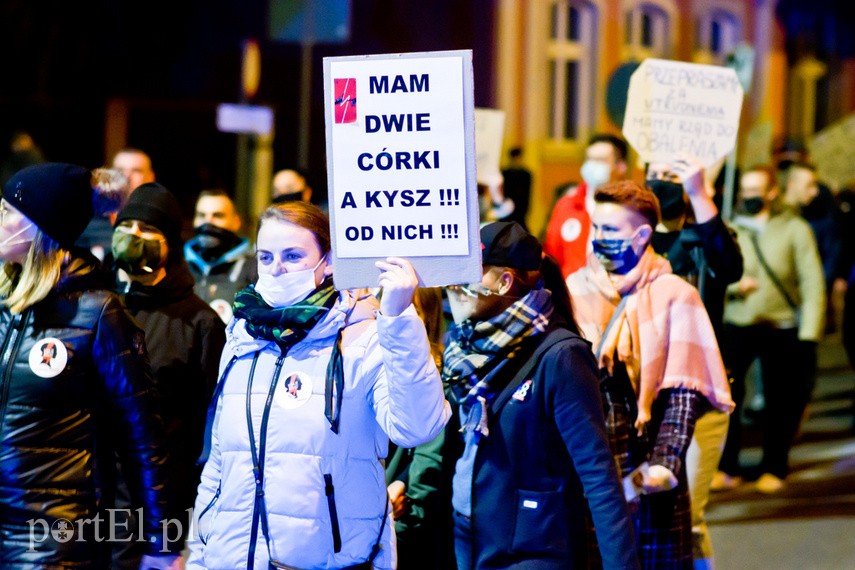 Protesty nie ustają. W piątek elblążanie znów wyszli na ulice miasta zdjęcie nr 232368