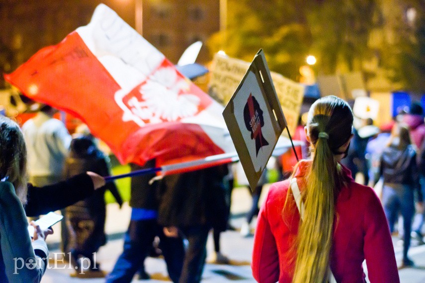 Protesty nie ustają. W piątek elblążanie znów wyszli na ulice miasta zdjęcie nr 232372