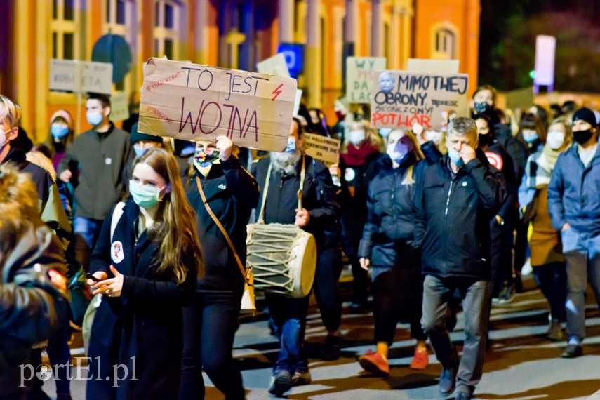 Protesty nie ustają. W piątek elblążanie znów wyszli na ulice miasta zdjęcie nr 232370