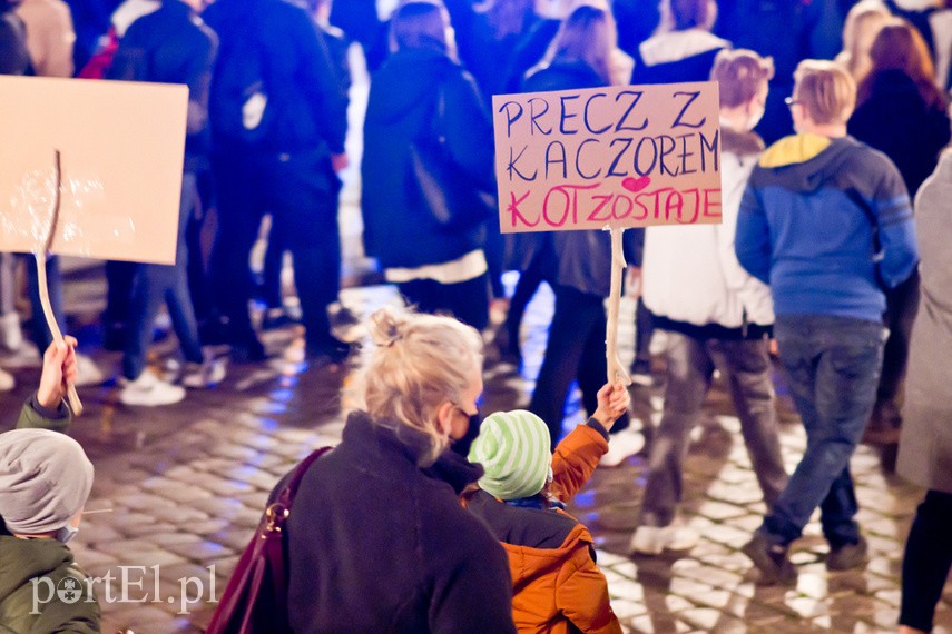 Protesty nie ustają. W piątek elblążanie znów wyszli na ulice miasta zdjęcie nr 232361