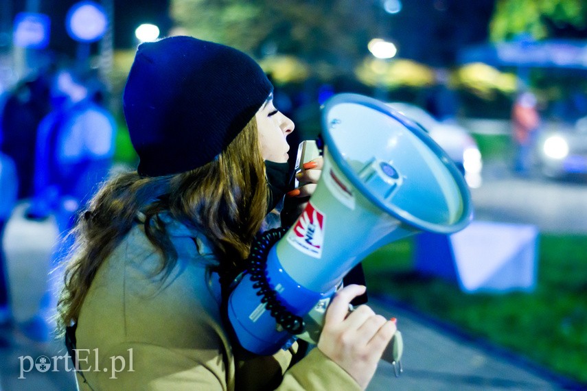 Protesty nie ustają. W piątek elblążanie znów wyszli na ulice miasta zdjęcie nr 232402