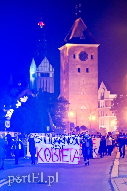 Protesty nie ustają. W piątek elblążanie znów wyszli na ulice miasta zdjęcie nr 232363