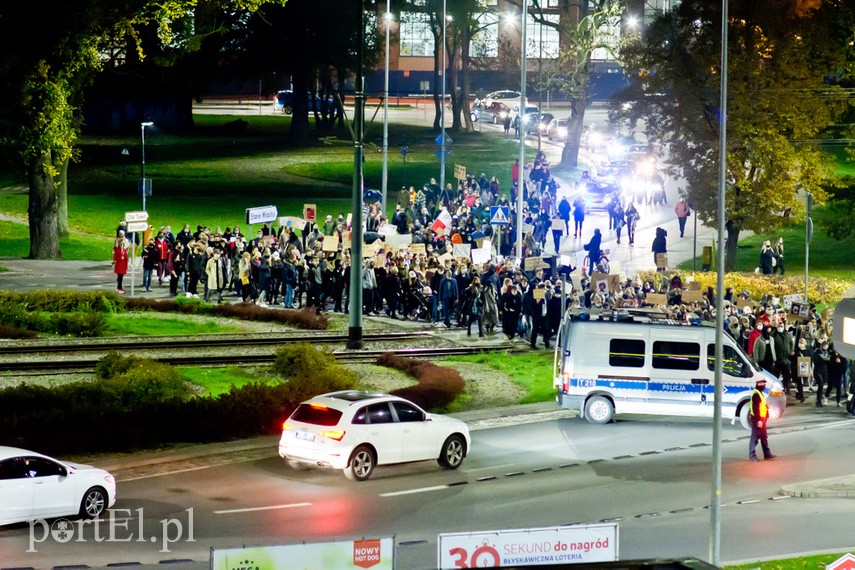 Protesty nie ustają. W piątek elblążanie znów wyszli na ulice miasta zdjęcie nr 232377