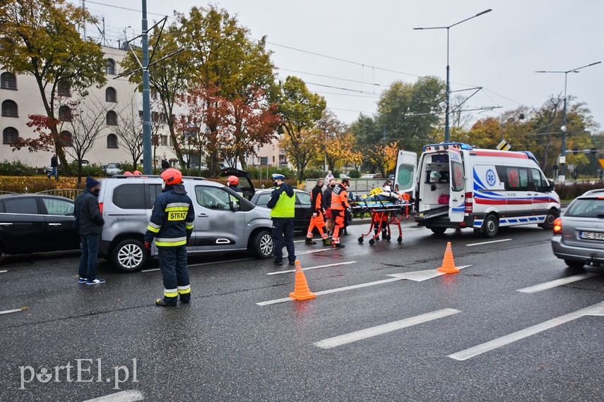 Wypadek na ul. Grota Roweckiego, audi przewróciło się na bok zdjęcie nr 232438